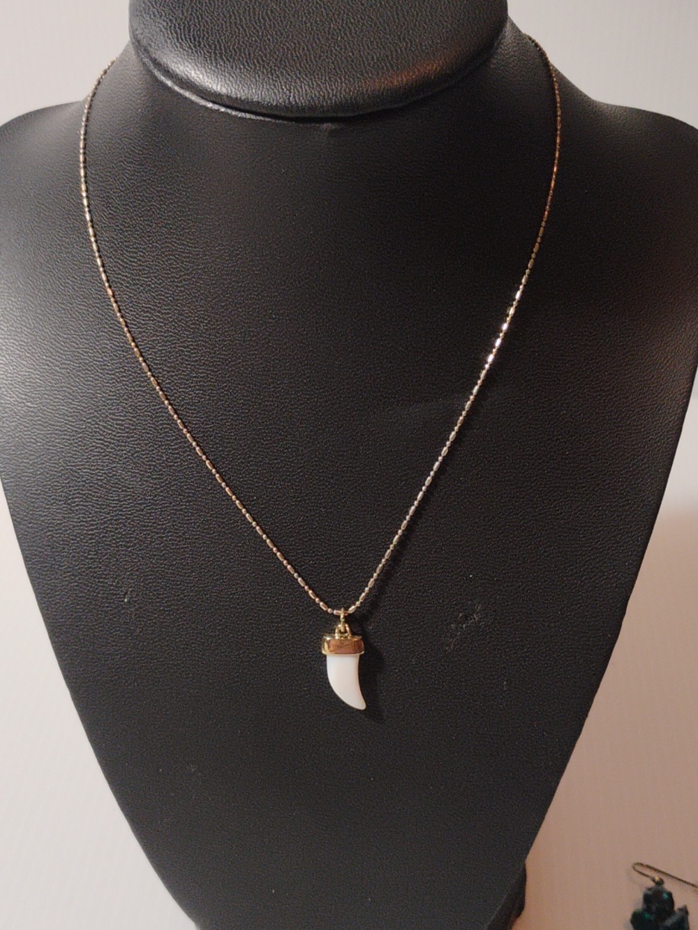 Express Jewelry Sharks Tooth On Gold Chain - Picture 4 of 6